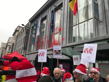 Certains manifestants sont affublés de bonnets de Noël