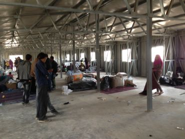 Le passage obligé à Zaatari.Le hangar où les réfugiés passent la première nuit avant de recevoir une tente ou une caravane Le passage obligé à Zaatari.Le hangar où les réfugiés passent la première nuit avant de recevoir une tente ou une caravane