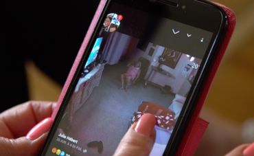 Sur ces images, Julie Hébert découvre que sa mère a glissé pendant la nuit et qu’elle est restée par terre pendant 40 minutes avant qu’on vienne la relever. Sur ces images, Julie Hébert découvre que sa mère a glissé pendant la nuit et qu’elle est restée par terre pendant 40 minutes avant qu’on vienne la relever.