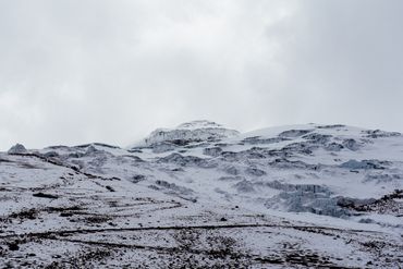 Il faut désormais monter à 5300 mètres (4700m il y a quelques années) pour marcher sur le glacier du volcan Cotopaxi en Equateur. Il faut désormais monter à 5300 mètres (4700m il y a quelques années) pour marcher sur le glacier du volcan Cotopaxi en Equateur.