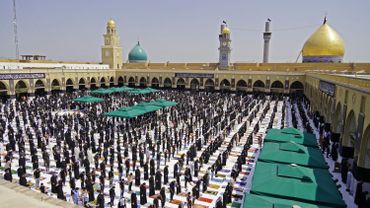 Les Irakiens assistent à la prière du vendredi pour la première fois depuis que les restrictions ont été imposées en raison de la pandémie de COVID-19, à la mosquée Kufa affiliée au mouvement sadristique, dans la ville sainte du centre de Najaf, le 11 septembre 2020. Les Irakiens assistent à la prière du vendredi pour la première fois depuis que les restrictions ont été imposées en raison de la pandémie de COVID-19, à la mosquée Kufa affiliée au mouvement sadristique, dans la ville sainte du centre de Najaf, le 11 septembre 2020.