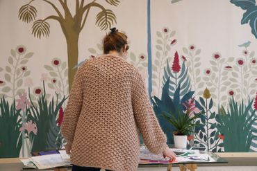 Dans son atelier, des papiers partout. Normal, elle crée des papiers peints Dans son atelier, des papiers partout. Normal, elle crée des papiers peints
