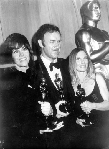 Cloris Leachman (droite) tient son Oscar, aux côtés de Gene Hackman et Jane Fonda, autres gagnants de cette année-là. Cloris Leachman (droite) tient son Oscar, aux côtés de Gene Hackman et Jane Fonda, autres gagnants de cette année-là.