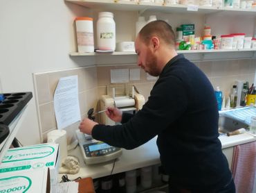 Dans son laboratoire, le pharmacien réalise les préparations et les commandes, comme le propriétaire qu'il remplace. Dans son laboratoire, le pharmacien réalise les préparations et les commandes, comme le propriétaire qu'il remplace.