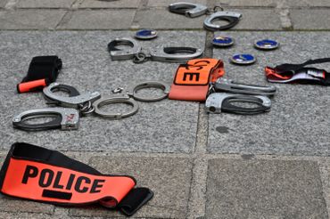 En France, Les syndicats de police ont exprimé leur mal-être un peu partout dans le pays en jetant leurs menottes à terre. En France, Les syndicats de police ont exprimé leur mal-être un peu partout dans le pays en jetant leurs menottes à terre.