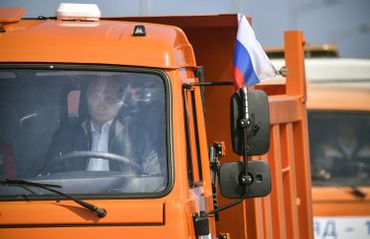 Poutine traverse le nouveau pont reliant la Russie à la Crimée Poutine traverse le nouveau pont reliant la Russie à la Crimée