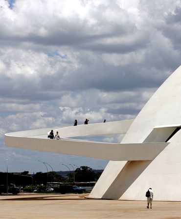 La rampe d'accès du Musée National de Brasilia dessiné par Oscar Niemeyer, inaugurée en 2007 La rampe d'accès du Musée National de Brasilia dessiné par Oscar Niemeyer, inaugurée en 2007