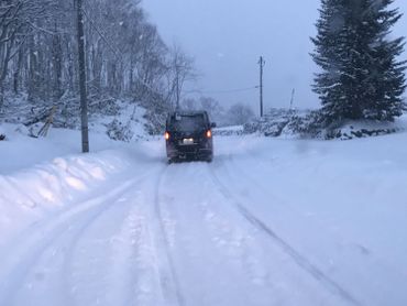 La vue typique tout l'hiver sur les routes pour les automobilistes autour de Kutchan La vue typique tout l'hiver sur les routes pour les automobilistes autour de Kutchan