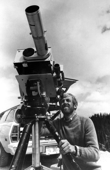Le géologue David A. Johnston avec l'un des instruments utilisés afin de mesurer les émanations de gaz issus du Mont Saint-Helens. Le géologue David A. Johnston avec l'un des instruments utilisés afin de mesurer les émanations de gaz issus du Mont Saint-Helens.