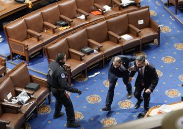 Evacuation d'un membre du Congrès suite à l'irruption de manifestants pro-Trump Evacuation d'un membre du Congrès suite à l'irruption de manifestants pro-Trump