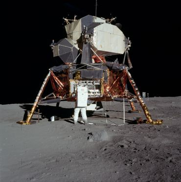 Le module Eagle a bien failli ne jamais toucher le sol lunaire en raison de bugs informatiques et d'une marge de carburant trop faible. Le module Eagle a bien failli ne jamais toucher le sol lunaire en raison de bugs informatiques et d'une marge de carburant trop faible.