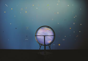 Fayçal Baghriche, Souvenir, 2012, globe terrestre, moteur, 75 x 40 cm. Fayçal Baghriche, Souvenir, 2012, globe terrestre, moteur, 75 x 40 cm.