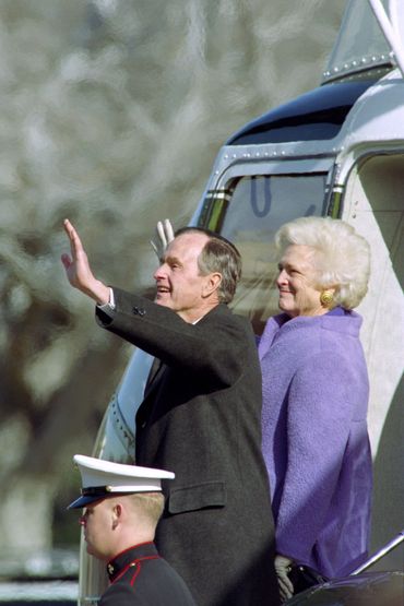 Signe de la main d'un (élégant) George Bush envers Bill Clinton Signe de la main d'un (élégant) George Bush envers Bill Clinton