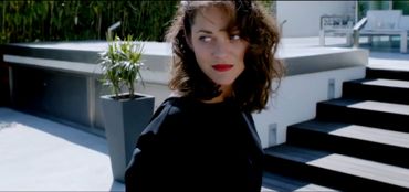 Marion Cotillard est redoutablement belle juste maquillée d'un peu de rouge sur les lèvres. Marion Cotillard est redoutablement belle juste maquillée d'un peu de rouge sur les lèvres.