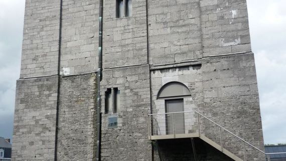 La Tour Burbant, de style anglo-normand, est classée comme monument du Patrimoine majeur de Wallonie. La Tour Burbant, de style anglo-normand, est classée comme monument du Patrimoine majeur de Wallonie.