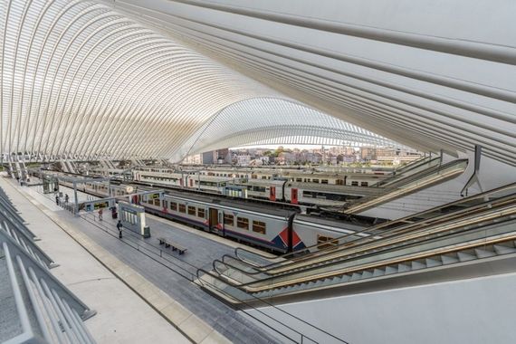 La gare TGV de Liège-Guillemins, véritable cathédrale de verre et d’acier, dessinée par l’architecte Santiago Calatrava La gare TGV de Liège-Guillemins, véritable cathédrale de verre et d’acier, dessinée par l’architecte Santiago Calatrava