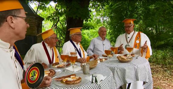 Aujourd'hui, c'est toujours le même menu : une tranche de lard croustillant et savoureux, deux beaux gros œufs naturels, un bon morceau de saucisse bien juteuse et du pain gris. Aujourd'hui, c'est toujours le même menu : une tranche de lard croustillant et savoureux, deux beaux gros œufs naturels, un bon morceau de saucisse bien juteuse et du pain gris.
