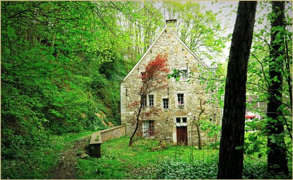 La maison Sauveur En 1676, un paysan du nom de Simon Sauveur a l’idée d’utiliser, à des fins thérapeutiques, les diverses sources qui jaillissent aux bords de la Vesdre. Il fait construire des baignoires à l’abri d’un hangar et ouvre les premiers bains de Chaudfontaine. Les malades sont à ce point nombreux qu’ils se rendent aux bains sauveurs par les barques des charbonniers qui alimentent les forges de Chaudfontaine. La maison Sauveur En 1676, un paysan du nom de Simon Sauveur a l’idée d’utiliser, à des fins thérapeutiques, les diverses sources qui jaillissent aux bords de la Vesdre. Il fait construire des baignoires à l’abri d’un hangar et ouvre les premiers bains de Chaudfontaine. Les malades sont à ce point nombreux qu’ils se rendent aux bains sauveurs par les barques des charbonniers qui alimentent les forges de Chaudfontaine.