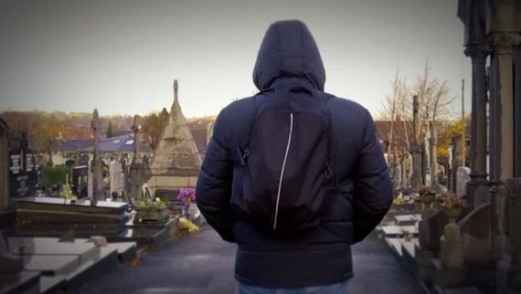 Il dit aux policiers arrivés sur place : " Il est mort. Vous allez comprendre pourquoi j’ai vengé mon père ". Il dit aux policiers arrivés sur place : " Il est mort. Vous allez comprendre pourquoi j’ai vengé mon père ".