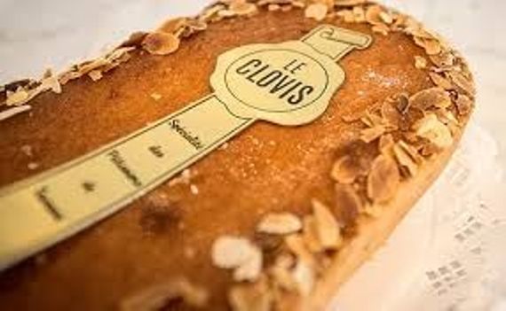 Le gâteau Clovis (créé par l’association des Pâtissiers de Tournai pour le 1500e anniversaire de l’accession au trône de Clovis) Le gâteau Clovis (créé par l’association des Pâtissiers de Tournai pour le 1500e anniversaire de l’accession au trône de Clovis)