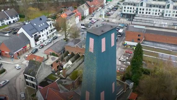 Construite en 1928 et rénovée en 1998, cette tour étonnante, aujourd’hui propriété communale, située près du site des anciennes papeteries, abrite les 2 dernières perches couvertes de Wallonie où l’on pratique le tir à l'arc sur perche verticale. Construite en 1928 et rénovée en 1998, cette tour étonnante, aujourd’hui propriété communale, située près du site des anciennes papeteries, abrite les 2 dernières perches couvertes de Wallonie où l’on pratique le tir à l'arc sur perche verticale.