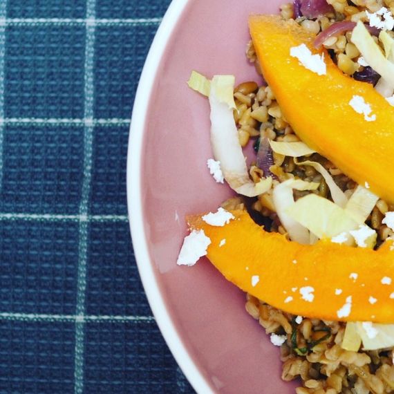 Le freekeh est une variété de blé dur, cueilli avant maturité et surnommé « blé vert ». Deux fois plus fournie en fibres que le quinoa, la céréale est également plus riche en protéines et minéraux qu’un grain récolté à maturité. Le freekeh est une variété de blé dur, cueilli avant maturité et surnommé « blé vert ». Deux fois plus fournie en fibres que le quinoa, la céréale est également plus riche en protéines et minéraux qu’un grain récolté à maturité.