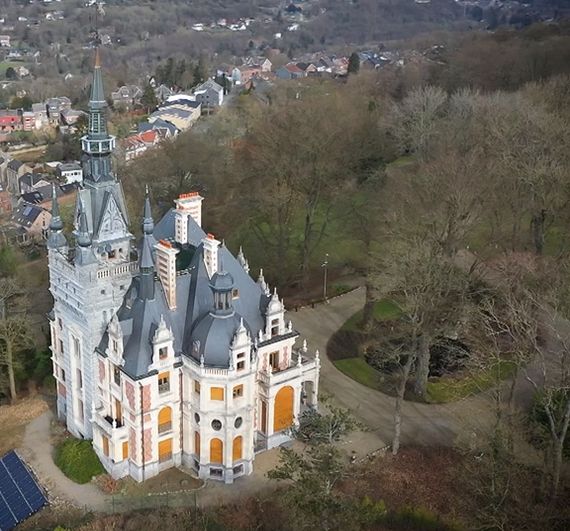 Le château Le Fy (classé en 1987) est situé en surplomb du village d'Esneux et domine la vallée et le pont sur l'Ourthe Le château Le Fy (classé en 1987) est situé en surplomb du village d'Esneux et domine la vallée et le pont sur l'Ourthe