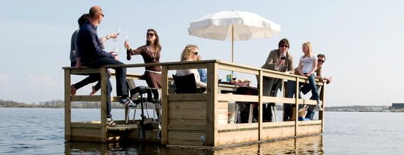 Exclusivité belge : les barges cocobo peuvent vous accueillir pour un Apéro sur l'eau, un barbecue, ou simplement une agréable promenade sur un support stable et élégant. Exclusivité belge : les barges cocobo peuvent vous accueillir pour un Apéro sur l'eau, un barbecue, ou simplement une agréable promenade sur un support stable et élégant.
