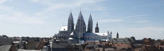 La cathédrale Notre-Dame de Tournai (XIIe s.), classée UNESCO depuis l’an 2000, impressionne par sa volumétrie, le mariage original des styles roman et gothique et ses cinq tours qui s’élancent à plus de 80 mètres de haut. La cathédrale Notre-Dame de Tournai (XIIe s.), classée UNESCO depuis l’an 2000, impressionne par sa volumétrie, le mariage original des styles roman et gothique et ses cinq tours qui s’élancent à plus de 80 mètres de haut.