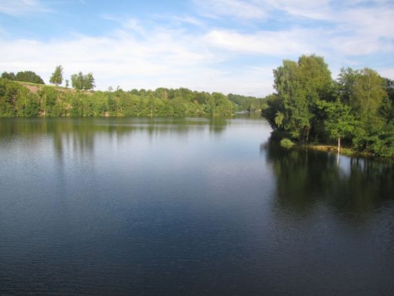 Ce lac est aménagé avec des roselières, des berges en pentes douces, un sentier promenade, des plantations d'arbres et d'arbustes. Ce lac est aménagé avec des roselières, des berges en pentes douces, un sentier promenade, des plantations d'arbres et d'arbustes.