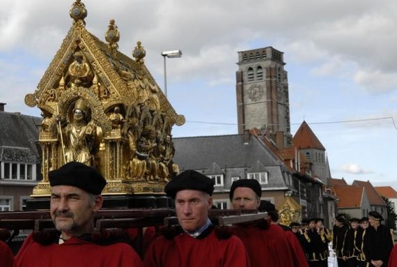 A Tournai, la Vierge aurait délivré la ville d’une épidémie de peste, raison pour laquelle douze statues de la Vierge défilent au sein de cette procession. A Tournai, la Vierge aurait délivré la ville d’une épidémie de peste, raison pour laquelle douze statues de la Vierge défilent au sein de cette procession.