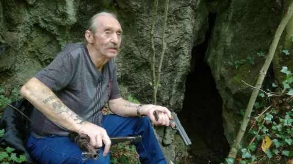 Jean-Claude Deffet commence sa carrière de gangster à 22 ans, en braquant un bureau de chômage. Jean-Claude Deffet commence sa carrière de gangster à 22 ans, en braquant un bureau de chômage.