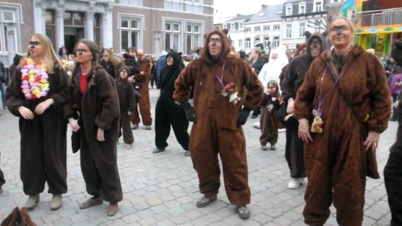 Chaque année, le dimanche de Laetare, les Ours, mascottes d’Andenne, envahissent les rues de la cité mosane. Chaque année, le dimanche de Laetare, les Ours, mascottes d’Andenne, envahissent les rues de la cité mosane.