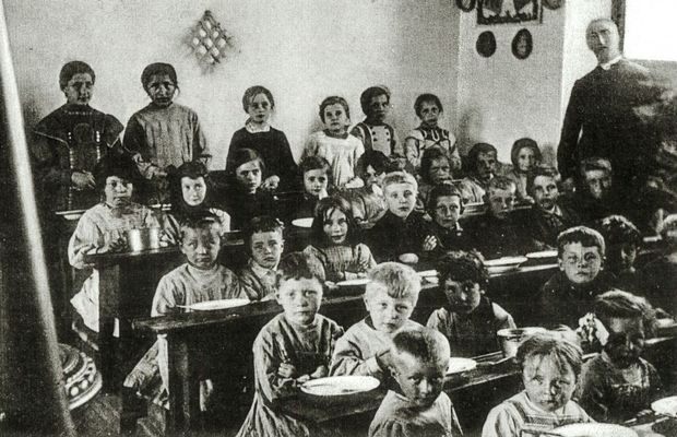 Soupe scolaire dans une école à Tintignies, 1914-1918  - Collection privée Jacky Clausse &copy;