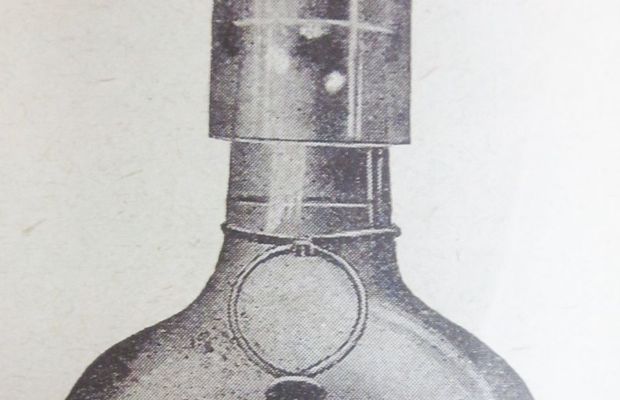 Liqueurs La Carmélitine (1914)
Marque qui produisait des boissons alcoolisées tels que rhum, anisette, triple sec, liqueur de fraise, élixir national, curaçao brun et kirch. Produits vendus dans les magasins Delhaize. Un des seuls débiteurs de boissons alcoolisées variées, Delhaize était souvent mentionné dans des listes d'achats de la population et de diverses institutions. Curieusement, dans une école normale bruxelloise gérée par des soeurs, le "rhum Delhaize" figurait dans les listes d'achats au moins une fois par mois en 1917. - Archives Groupe Delhaize ©
