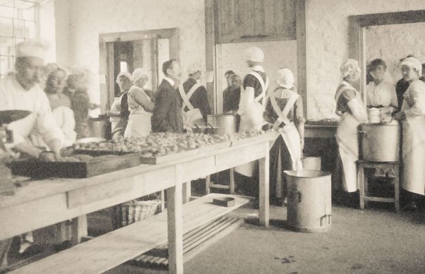 Ce Soir On Mange à La Maison Ou Au Restaurant économique