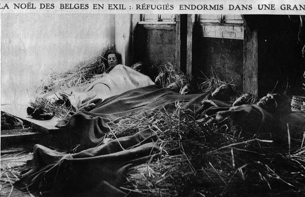 Carte postale "La Noël des Belges en exil: les réfugiés endormis dans une grange" - Tous droits réservés ©