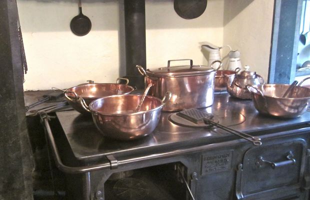Cuisine d'époque conservée au Château de Louvignies - Château de Louvignies ©