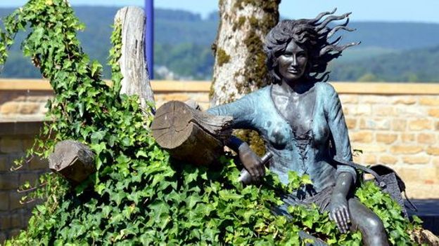 Résultat de recherche d'images pour "florenville sculptures photos"