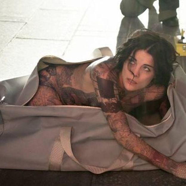 Dans la saison 1, Jane était découverte dans un sac avec pour seule identité, des tatouages révélateurs Dans la saison 1, Jane était découverte dans un sac avec pour seule identité, des tatouages révélateurs