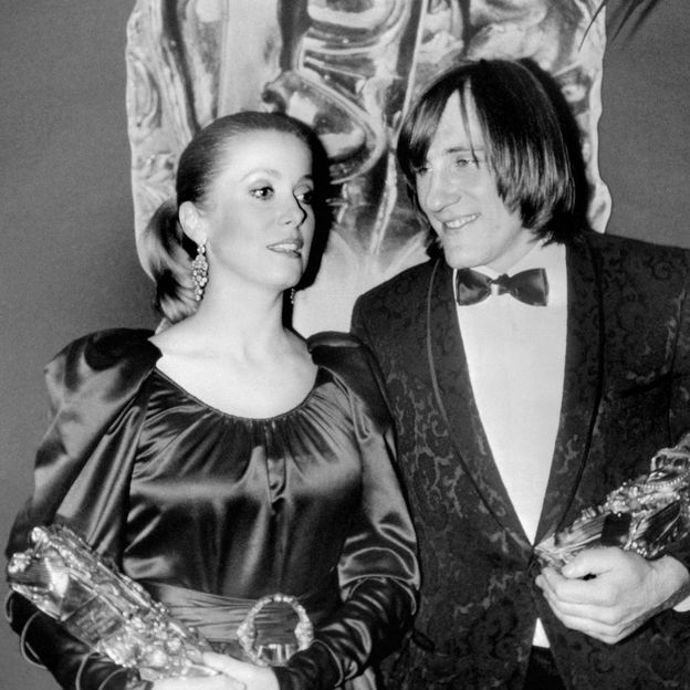 1981 : Catherine Deneuve et Gérard Depardieu posent ensemble après avoir reçu chacun un César 1981 : Catherine Deneuve et Gérard Depardieu posent ensemble après avoir reçu chacun un César