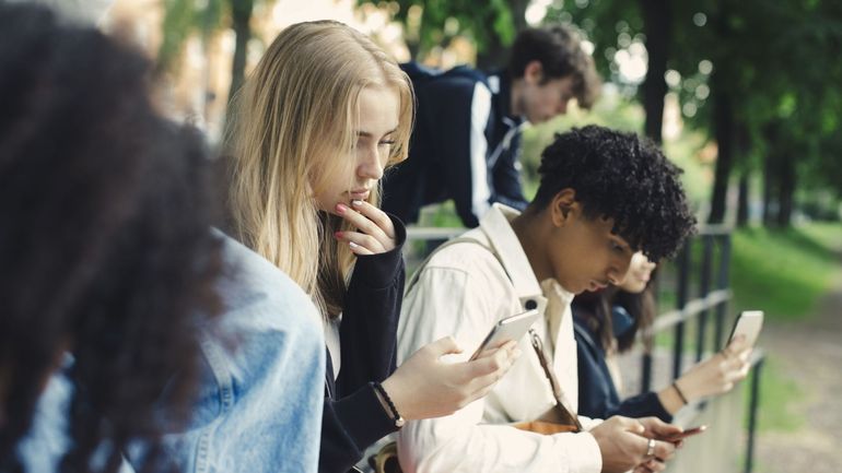 Comment les smartphones menacent-ils nos conversations et nos liens sociaux?