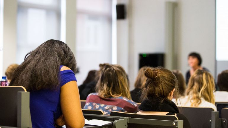 Des Etudiants Contraints De Rembourser Une Allocation D