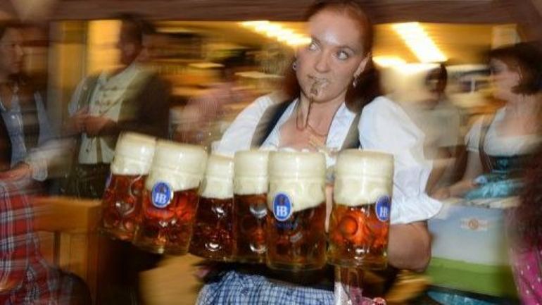 A La Bière Comme à La Bière Le Drunken "Le tonneau est percé", la fête de la bière de Munich ouvre ses portes