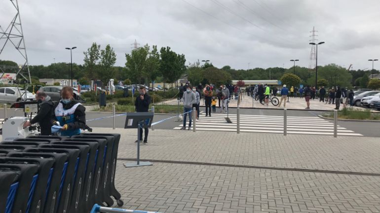 Réouverture des magasins: longue file devant le Décathlon ...