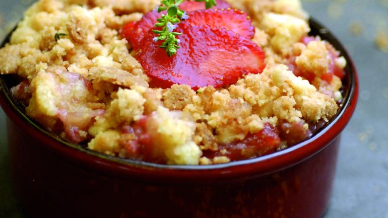 Crumble de rhubarbe et fraise facile et délicieux