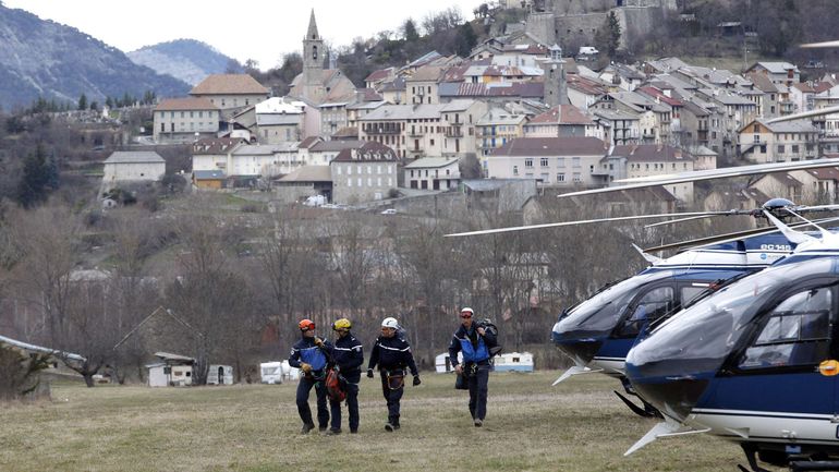 Replay France 2 Drame En Haute Mer Crash A320: chefs d'Etat et familles des victimes sur le lieu du drame