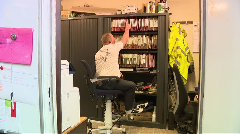 Dans son bureau, Olivier a une chaise télescopique pour pouvoir accéder à tout ce dont il a besoin.