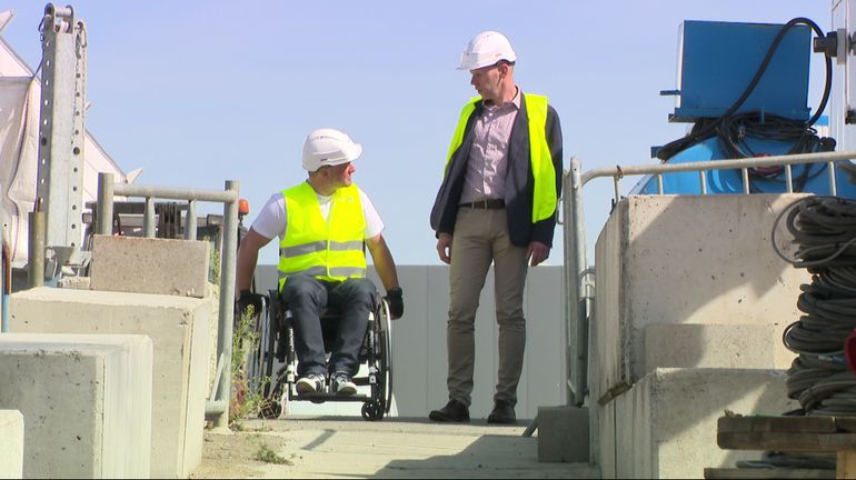 Un chemin en béton a été aménagé pour permettre à Olivier de circuler.