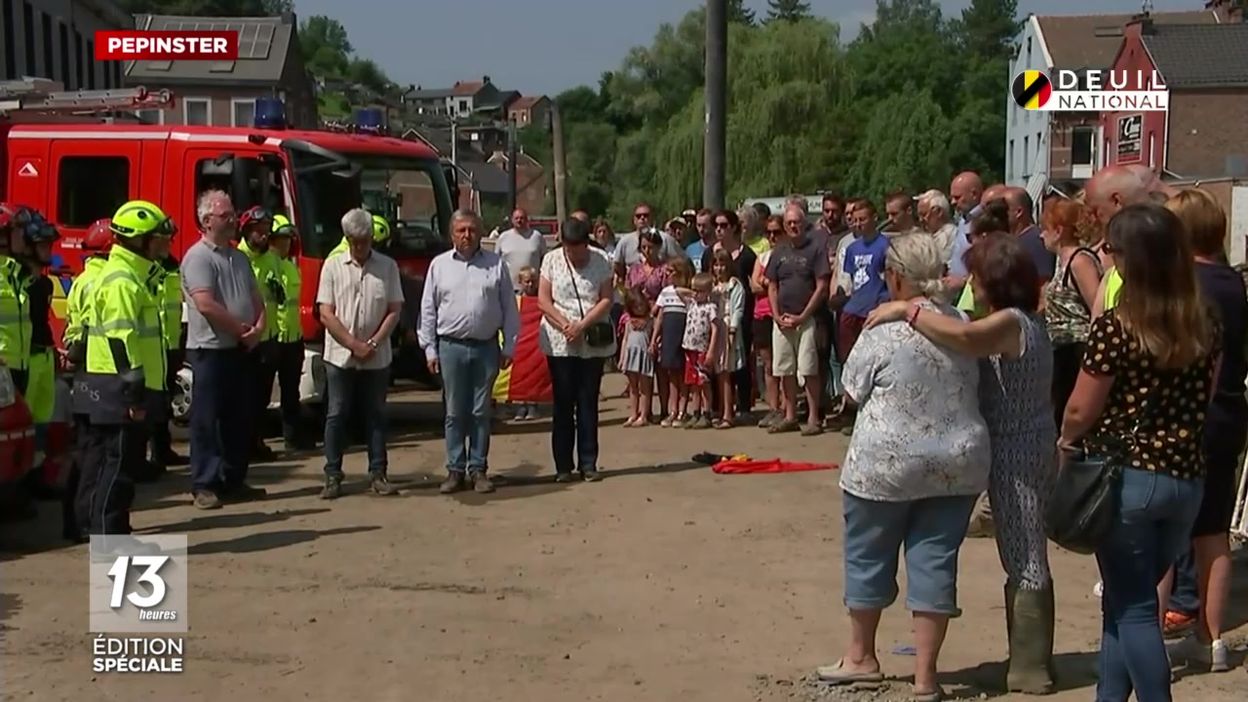 1 minute de silence et discours du Roi